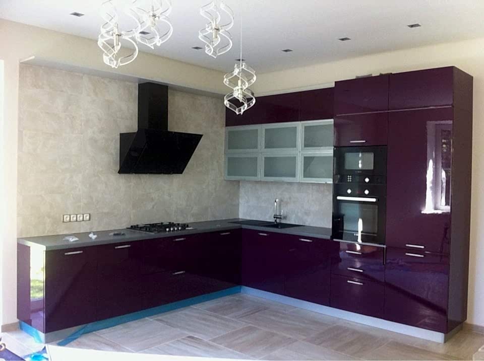 Натяжной потолок на кухне